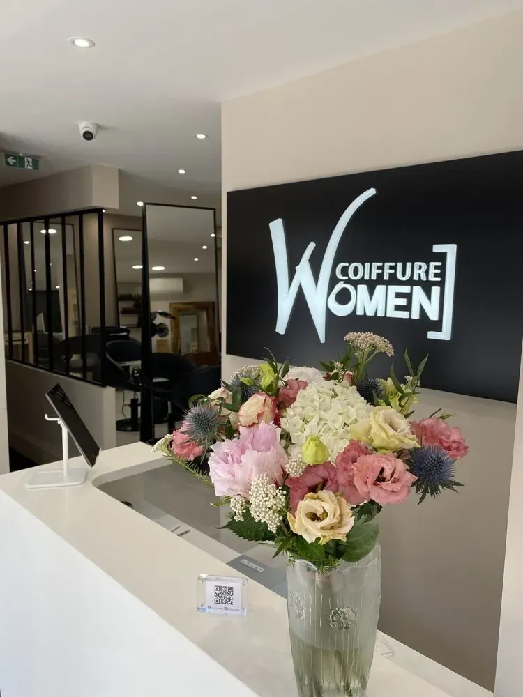 L'accueil du salon WOMEN Coiffure de Hyères