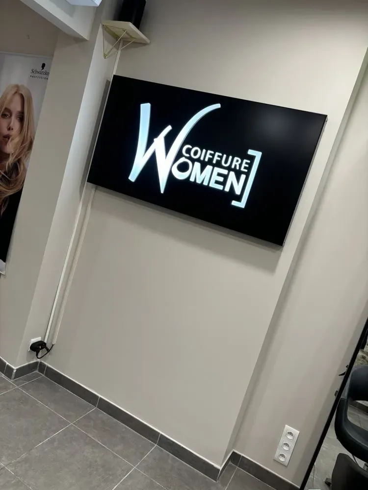 L'enseigne lumineuse WOMEN