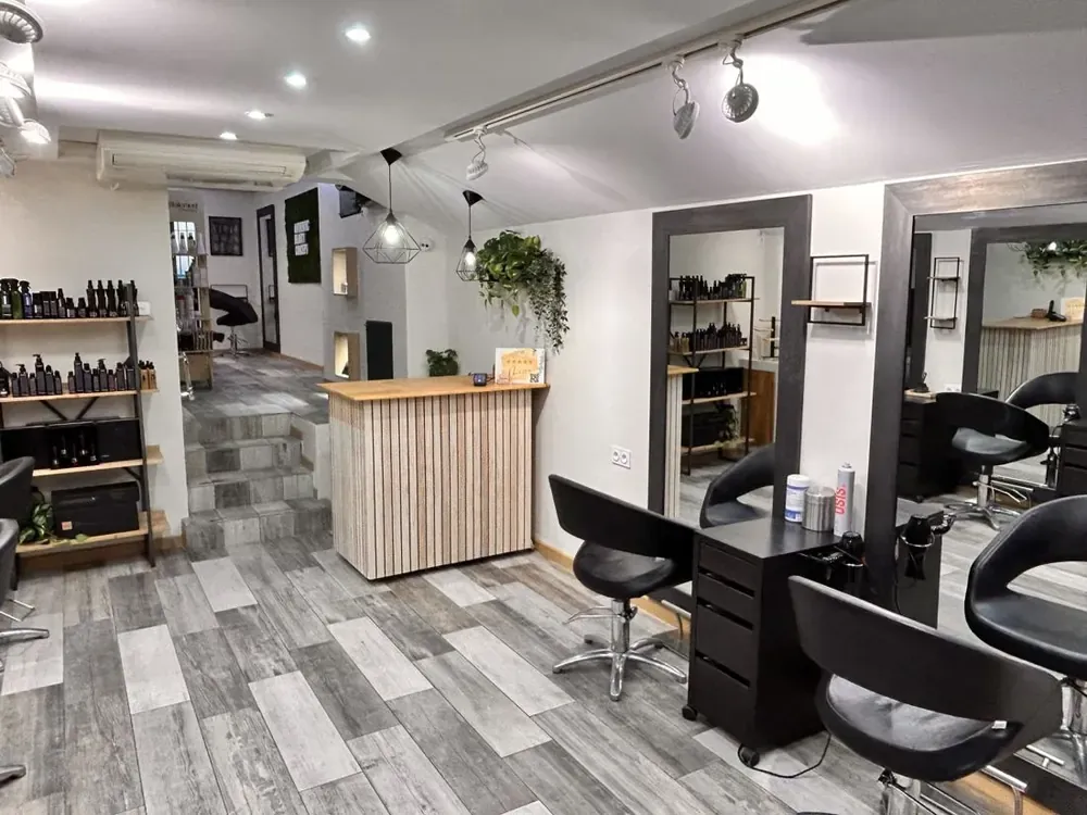L'espace coiffure du salon WOMEN Coiffure de Carqueiranne