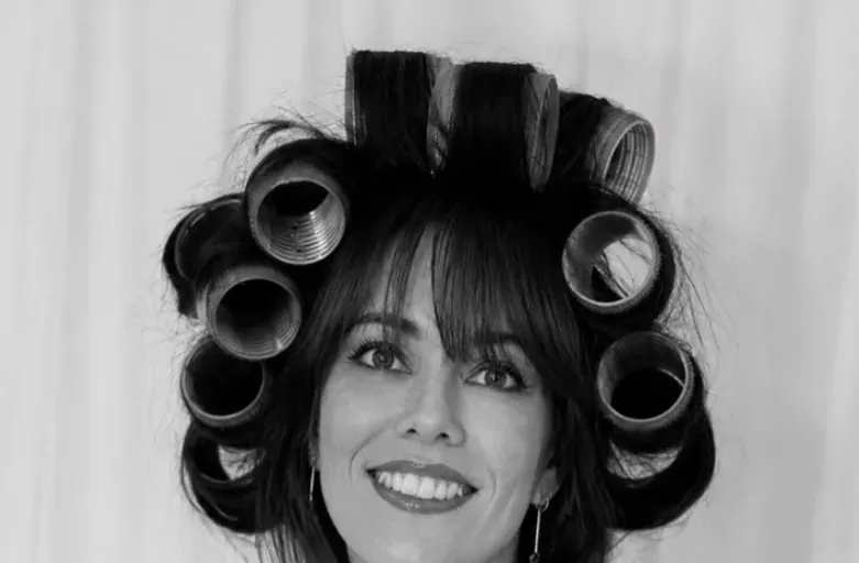 Portrait de Nathalie en noir et blanc, bigoudis dans les cheveux