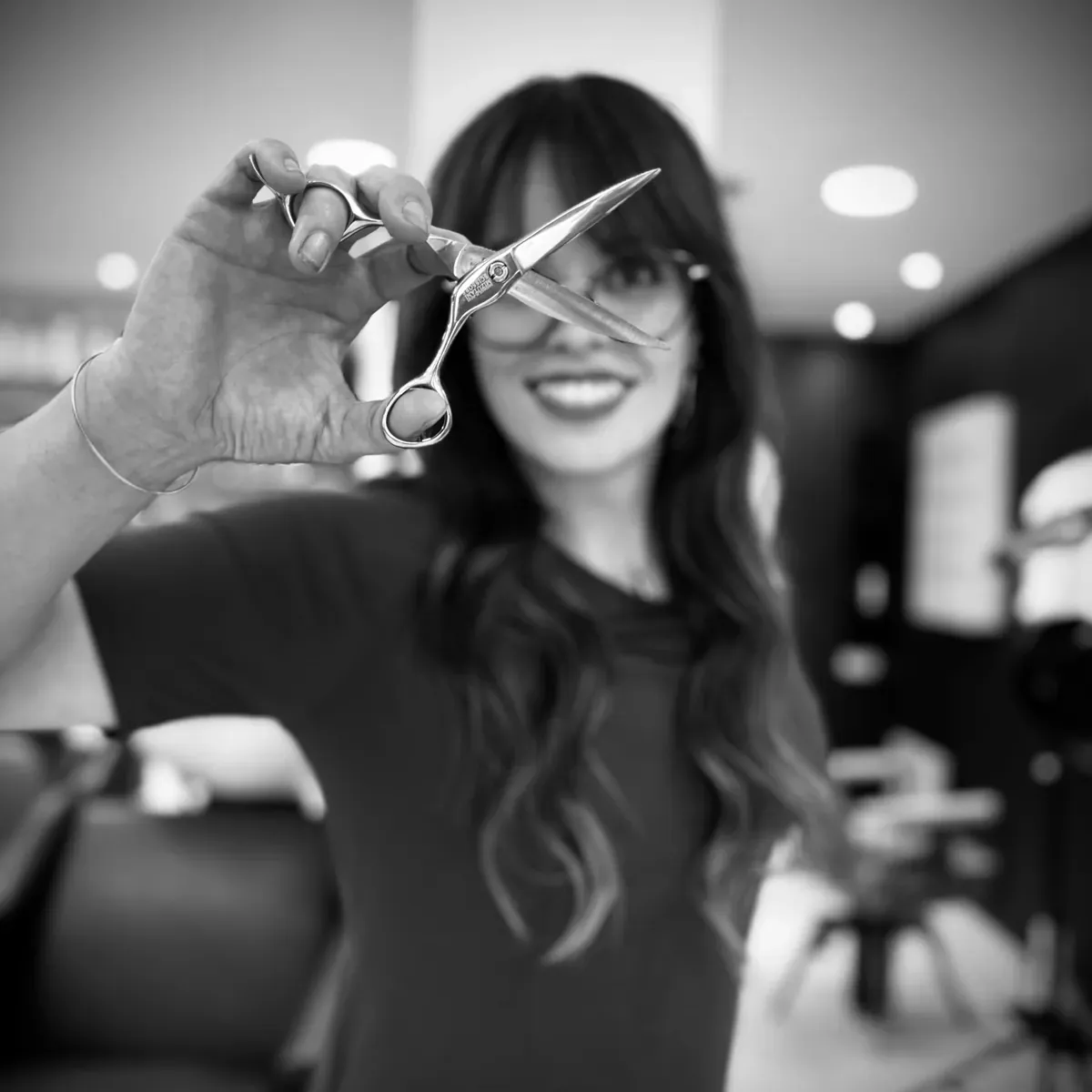 Nathalie, fondatrice de WOMEN Coiffure, ciseaux à la main